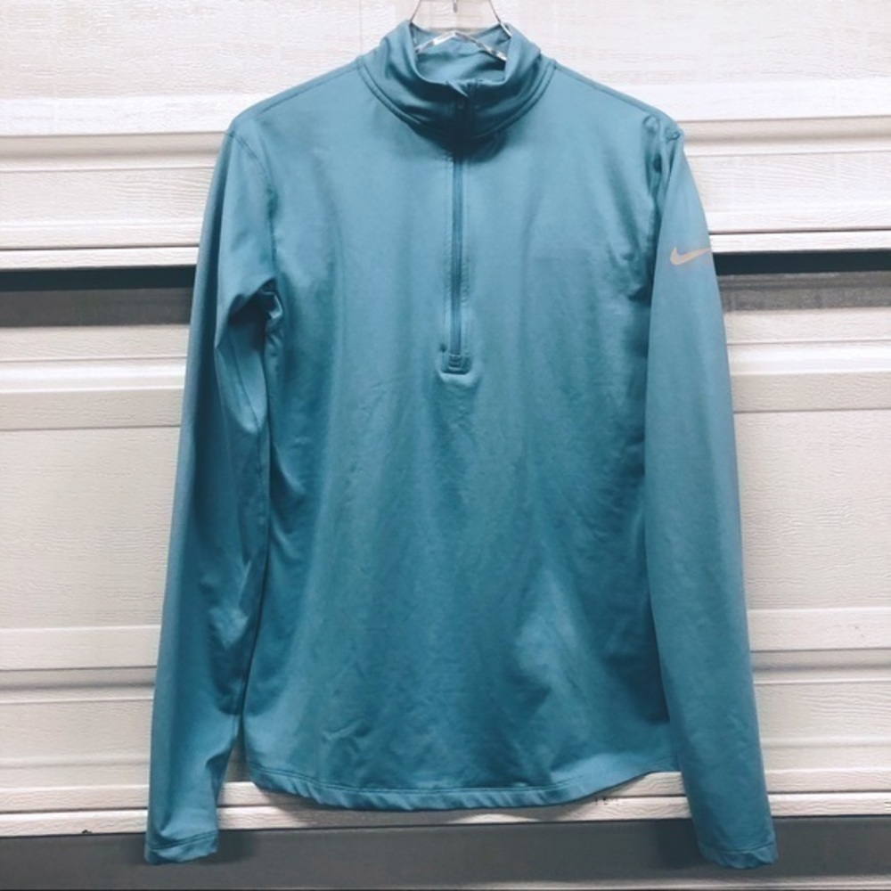 ⭐️⭐️⭐️⭐️⭐️Nike Pro Dry Fit pullover jacket